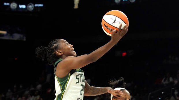 Jewell Loyd finishing a layup.
